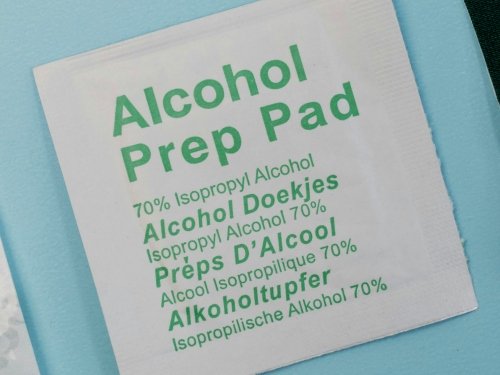 Isopropyl alcohol cleaning wipe